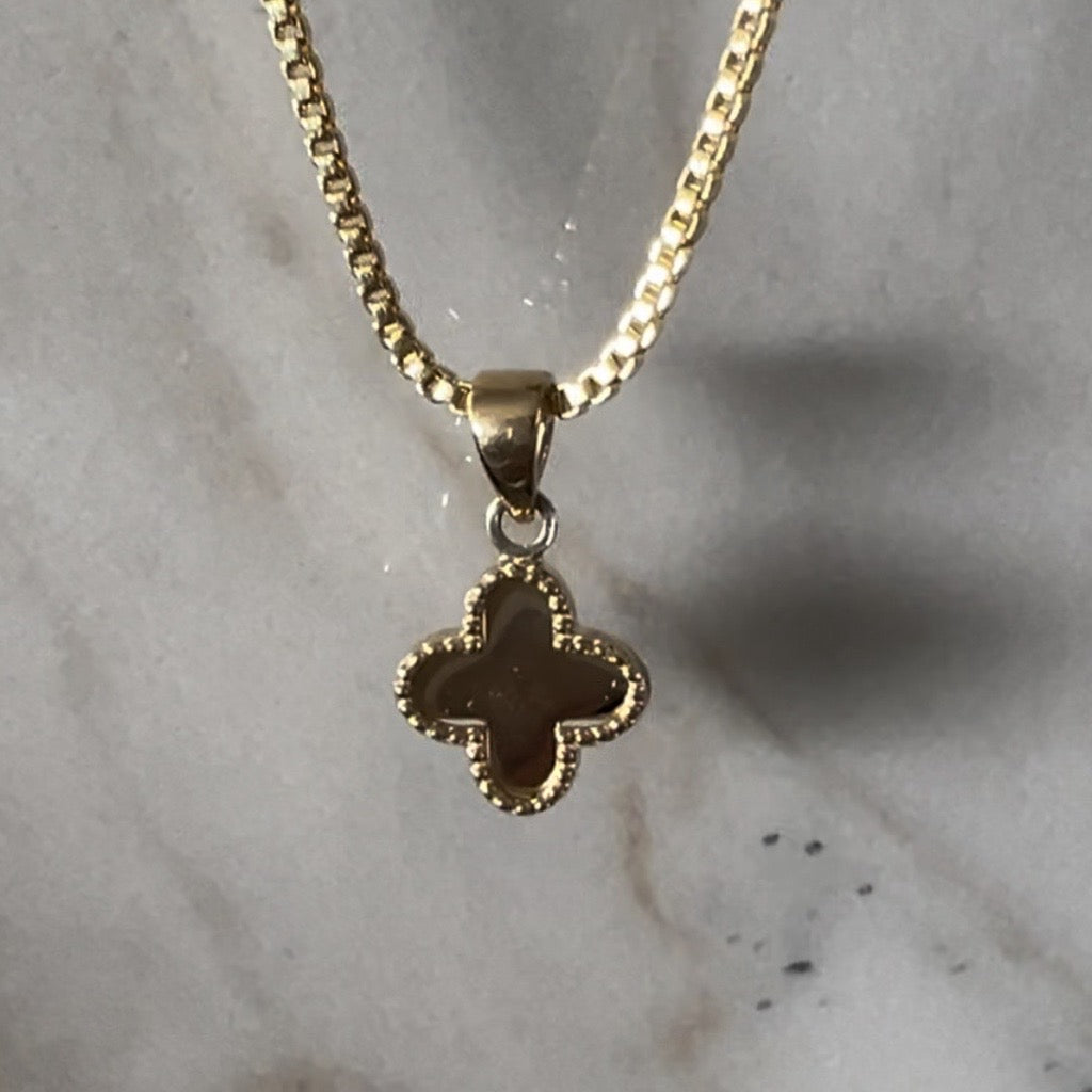 CLOVER PENDANT ON CHAIN