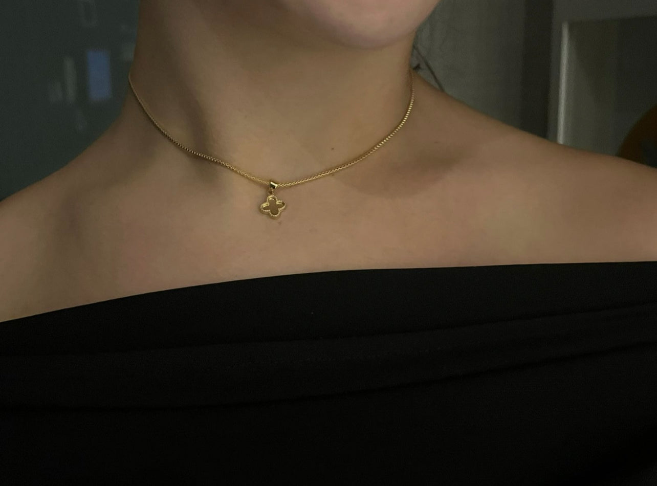 YELLOW GOLD CLOVER PENDANT ON NECKLACE