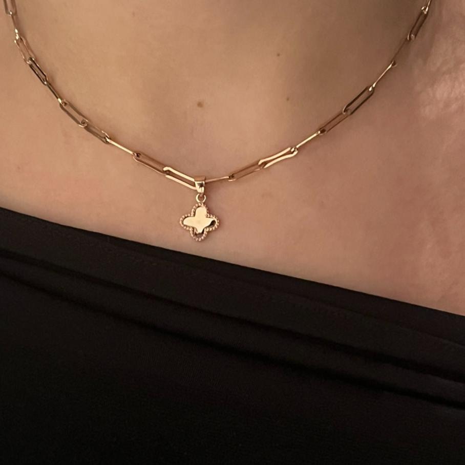 CLOVER PENDANT ON PAPERCLIP NECKALCE