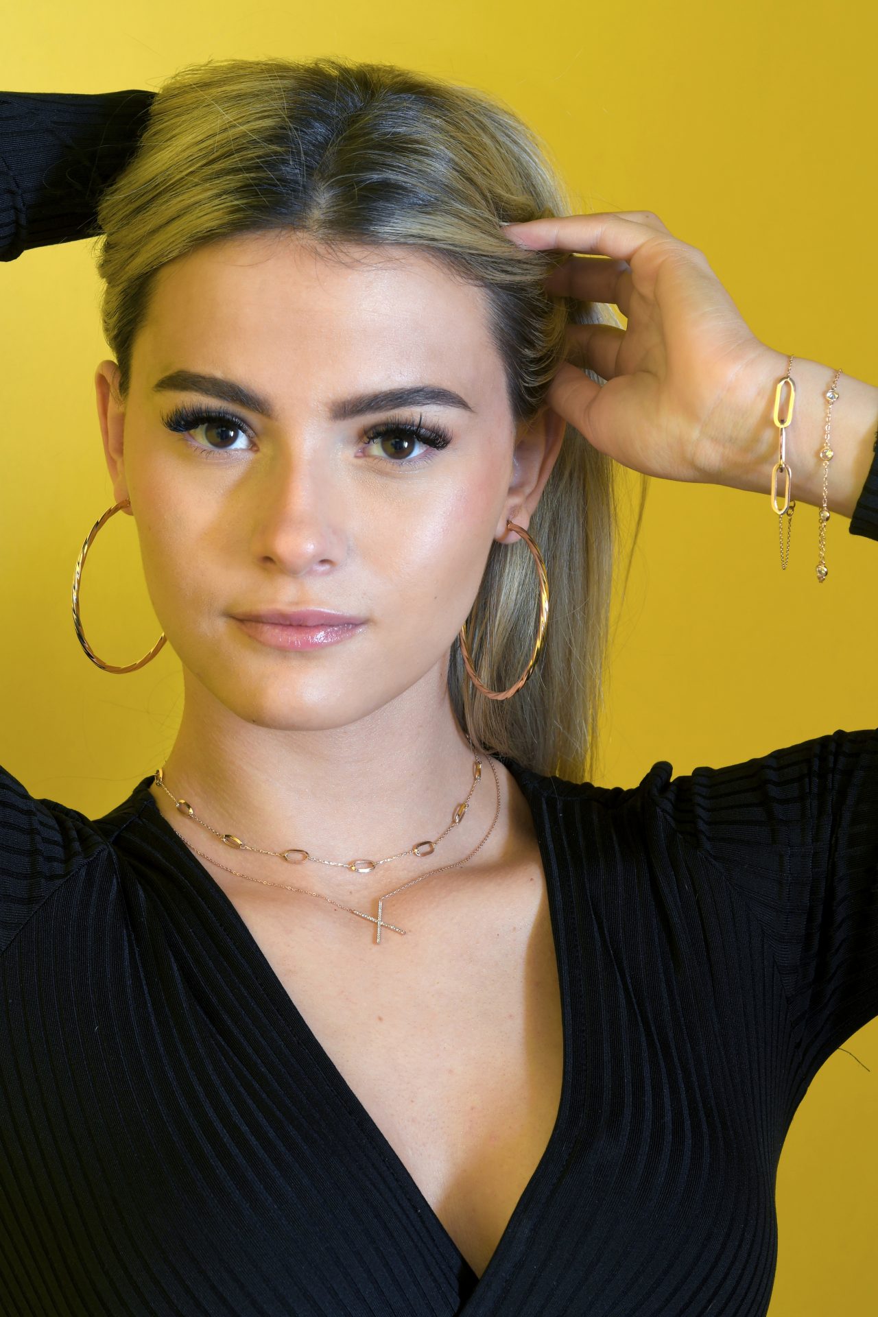 model wearing link station necklace in 9kt gold